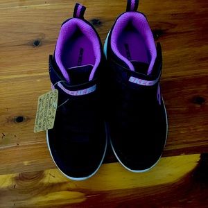 Girls size 12 Skechers tennis shoes. Brand new never worn.
